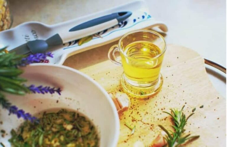 रसोई में सेहत का जादू, जानिए कुछ हर्ब इन्फ्यूज्ड ऑयल्स के बारे में जो स्वाद भी बढ़ाएं और सेहत भी बनाएं