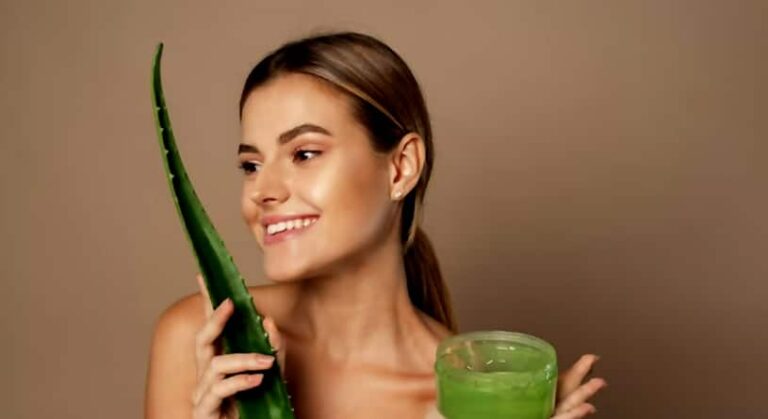 रात को सोने से पहले स्किन पर लगाएं एलोवेरा जेल, चेहरे पर करेगा जादुई असर
