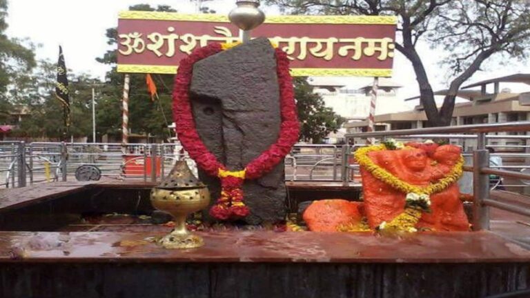 Shani Shingnapur Temple: बिना छत का मंदिर और बिना दरवाजे-ताले का गांव अपनी खासियत की वजह से है मश्हूर, नवंबर से फरवरी के बीच बनाएं जाने का कार्यक्रम