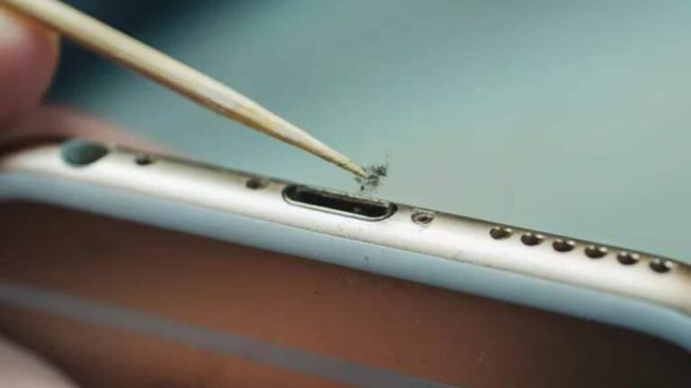 Smartphone Cleaning Tips: अब मिट्टी से चमकाएं अपने स्मार्टफोन का स्पीकर और चार्जिंग पोर्ट, जानें आसान ट्रिक