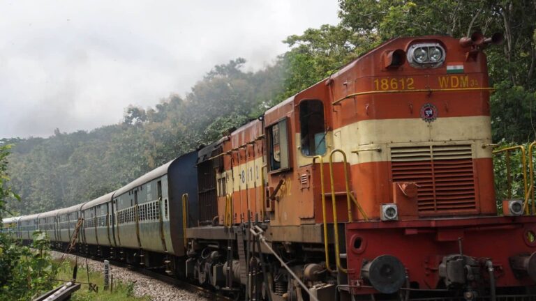 Indian Railways: ट्रेन में अचानक सेहत बिगड़ी? जानिए सेकंडों में कैसे बुलाएं डॉक्टर!