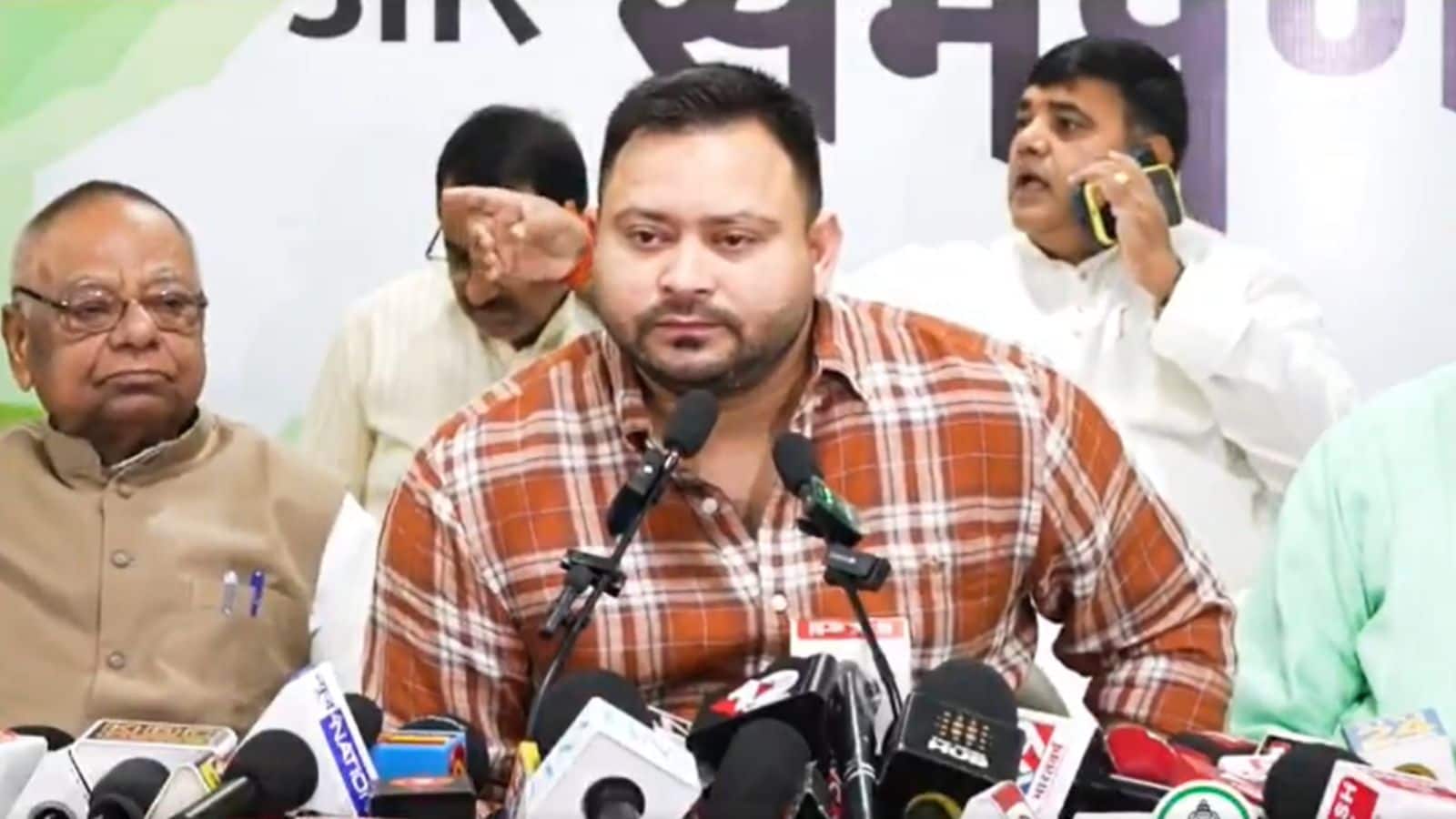 Bihar: 'वोटर लिस्ट में BJP नेताओं के नाम दो-दो बार' तेजस्वी यादव ने चुनाव आयोग पर लगाए गंभीर आरोप