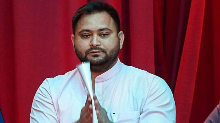 Tejashwi Yadav: तेजस्वी यादव को चुनाव आयोग का नोटिस, 16 अगस्त तक सरेंडर करें 'फर्जी' वोटर ID नहीं तो होगी कानूनी कार्रवाई'