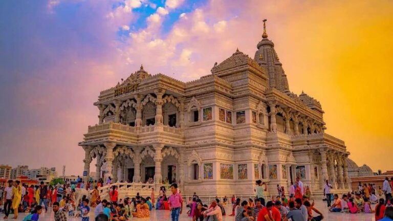 मंदिर दर्शन के बाद सीढ़ियों पर बैठना क्यों होता है जरूरी? जानिए वजह