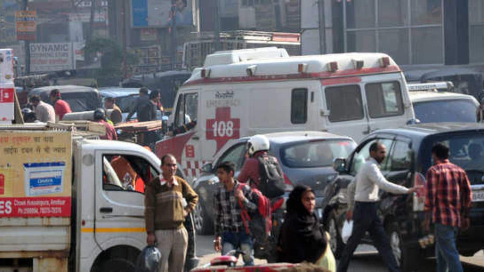 महाराष्ट्र में NH-48 पर जाम में फंसी रही एंबुलेंस, दर्द से चीखती रही महिला की हो गई मौत!