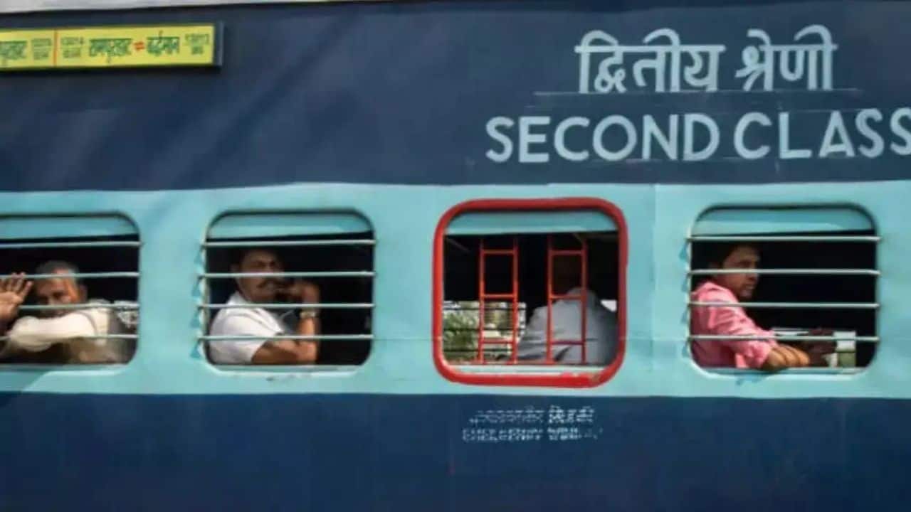 Indian Railways: रेल कोच में लाल खिड़की क्यों होती है खास? जानिए सच्चाई