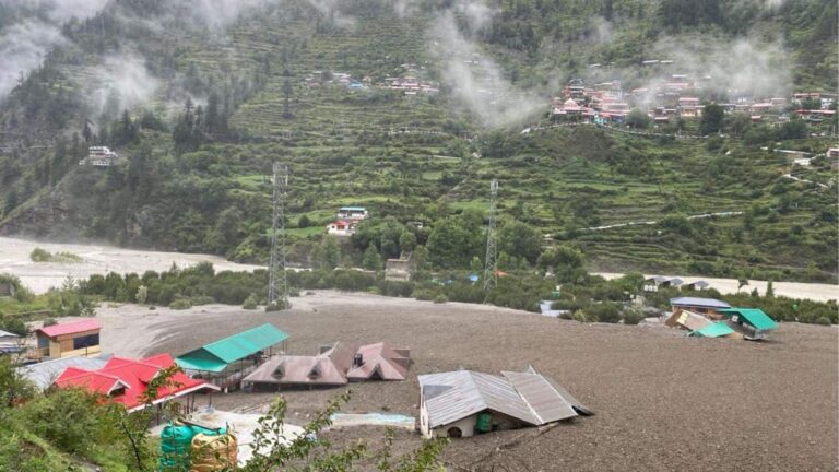 Uttarkashi Cloudburst: क्या होता है बादल फटना और पहाड़ी इलाकों में ही क्यों फटते हैं सबसे ज्यादा बादल? जानें हर सवाल का जवाब