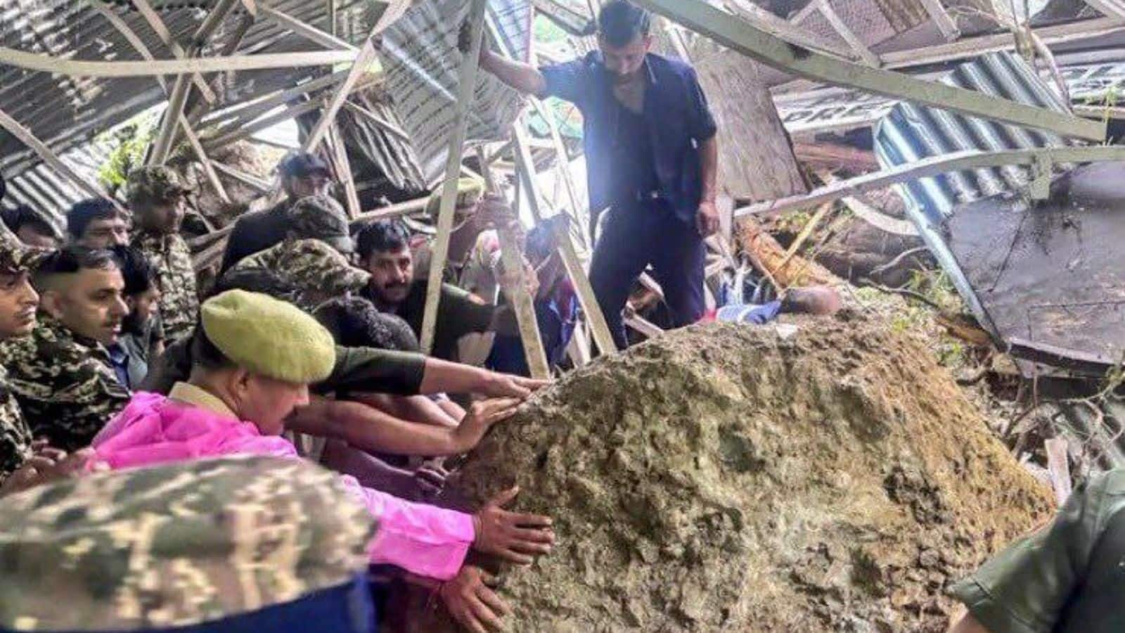 वैष्णो देवी भूस्खलन: दूसरे दिन भी यात्रा स्थगित, मरने वालों की संख्या हुई 32, PM मोदी ने जताया शोक