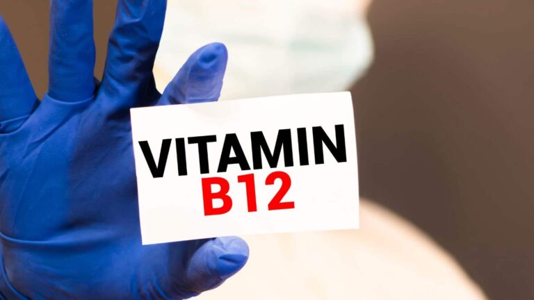 शरीर में Vitamin B12 की कमी के 7 शुरुआती संकेत, नजरअंदाज न करें