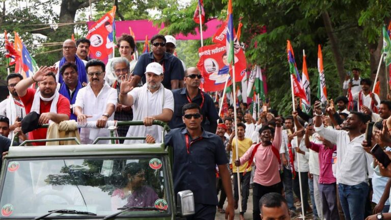 Bihar Chunav: वोटर अधिकार यात्रा के दौरान बदमाशों ने उड़ाए राजद नेताओं के मोबाइल-पर्स, मचा हड़कंप!