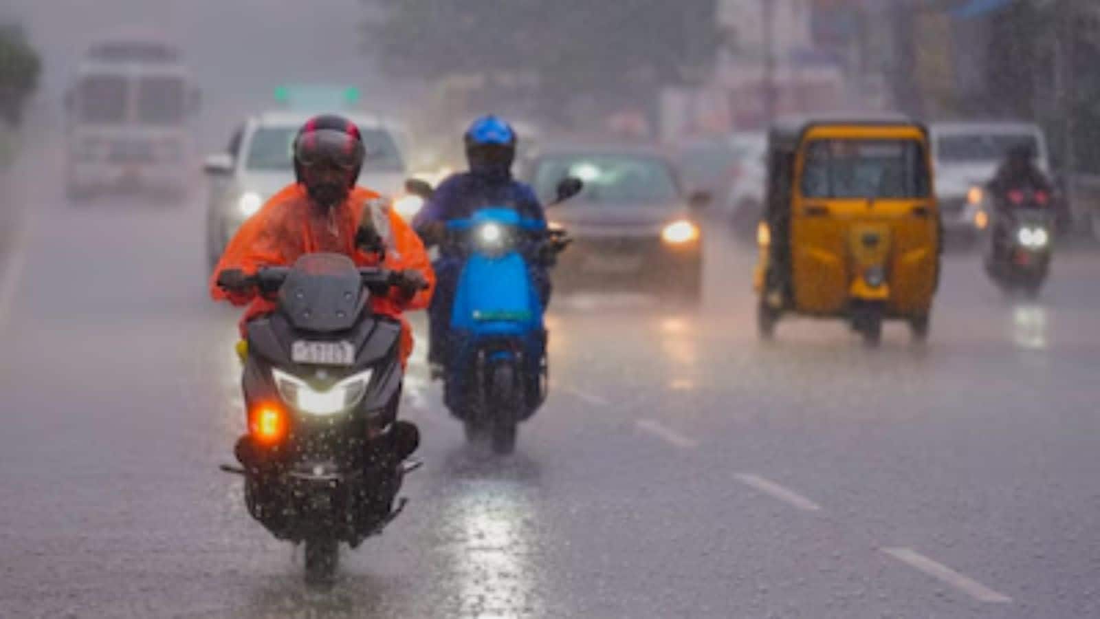 Heavy Rain Alert: मुंबई में बारिश और येलो अलर्ट, ट्रैफिक जाम से सफर मुश्किल