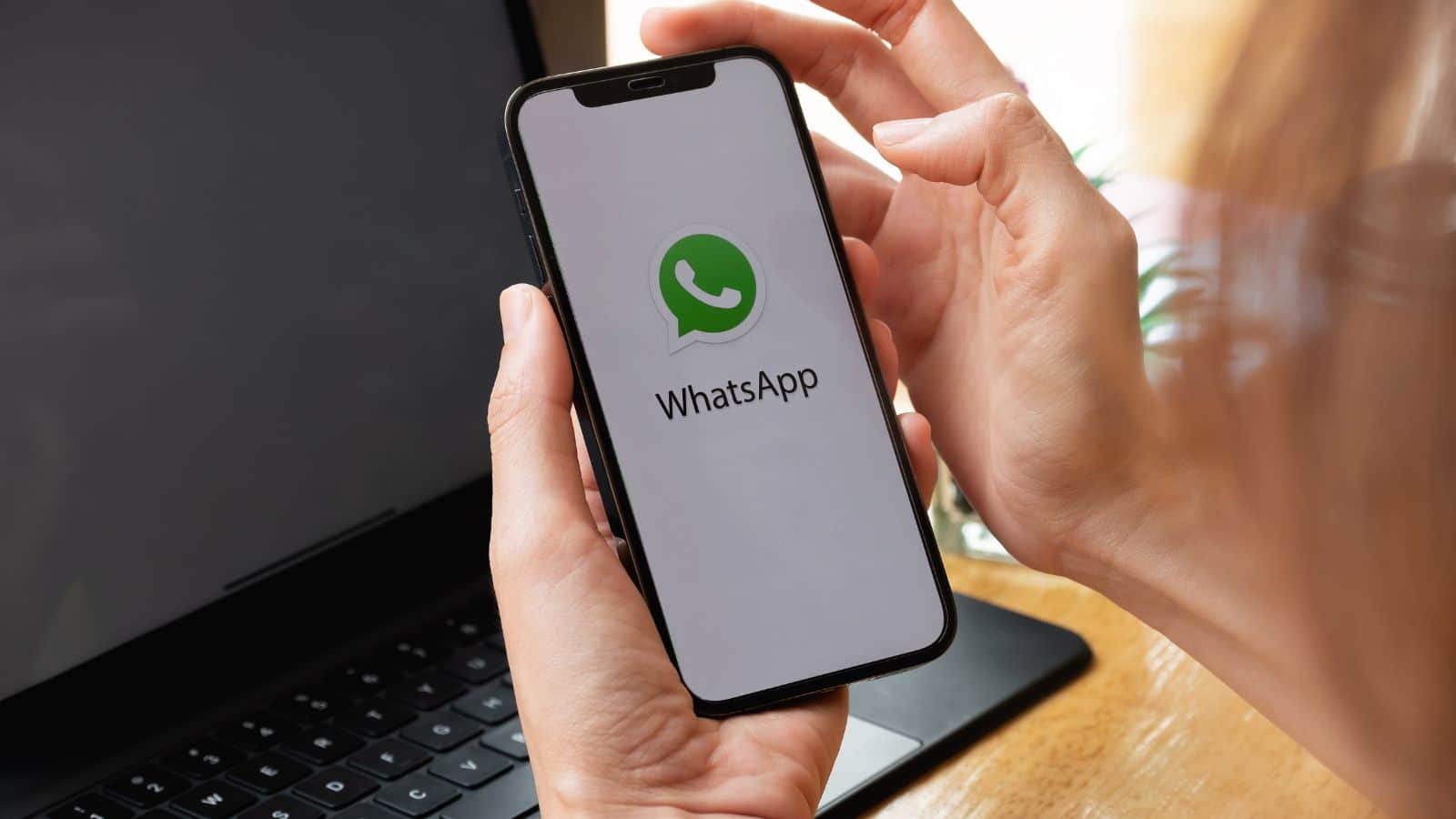 अब अनजान ग्रुप में एड होने पर आएगा अलर्ट, WhatsApp लाया ये कमाल का फीचर