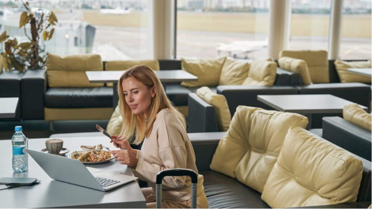 Airport Lounge नहीं होता फ्री, हर कॉफी, लंच और सैंडविच कीमत भरते हैं ये लोग