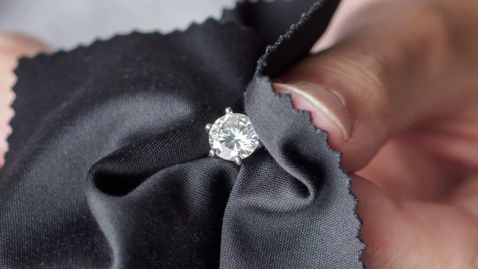 Tips and Tricks: आर्टिफिशियल जूलरी काली पड़ गई? सिर्फ 10 मिनट में फिर पाएं गोल्डन फिनिश