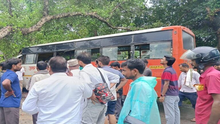 UP News: यूपी के बाराबंकी में बस पर पेड़ गिरने से बड़ा हादसा, 4 महिला टीचर समेत 5 लोगों की मौत, कई घायल