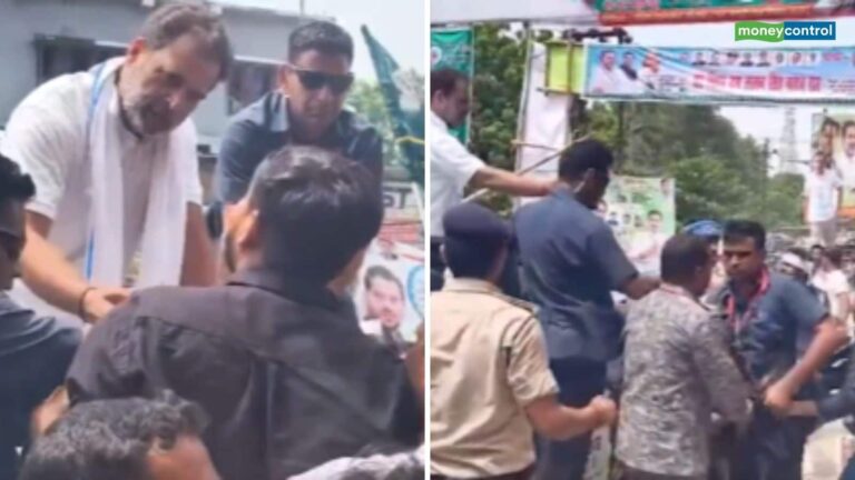 Bihar Chunav 2025: 'वोटर अधिकार यात्रा' का आरा में विरोध, राहुल गांधी को दिखाए गए काले झंडे, कांग्रेस नेता ने दी टॉफी