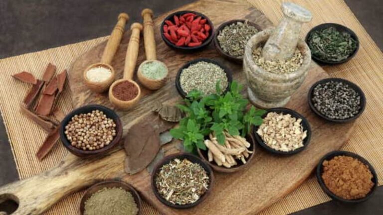 हाई ब्लड प्रेशर को कंट्रोल करने के लिए रामबाण हैं ये प्राचीन जड़ी-बूटियां,  जो आपके शरीर को रखेंगी सारी बीमारियों से दूर!