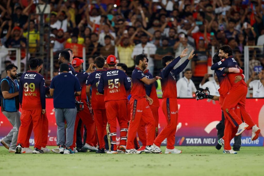 RCB स्टार ने एक हाथ से लपका कैच, झुठला दिए फिजिक्स के नियम, हर कोई हक्का-बक्का