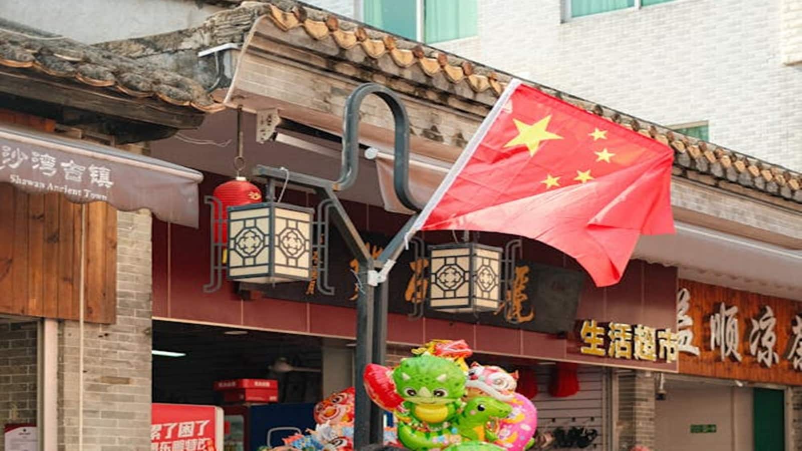 China Economy News: जुलाई में चीन को लगा झटका, सुस्त पड़ी इकॉनमी, खुदरा बिक्री पर भी पड़ी मार