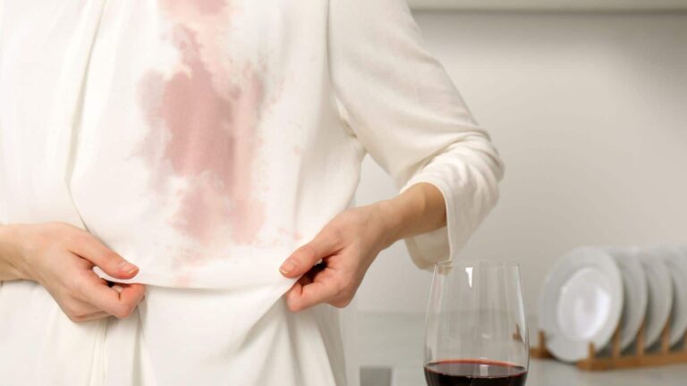 Tips and Tricks: सिर्फ दो घरेलू चीजों से हटाएं जंग के दाग, मिनटों में दिखेगा असर