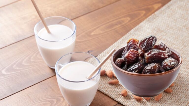 दूध में भिगोए खजूर का जादू! डायबिटीज, कमजोरी और थकान सब हो जाएगी गायब
