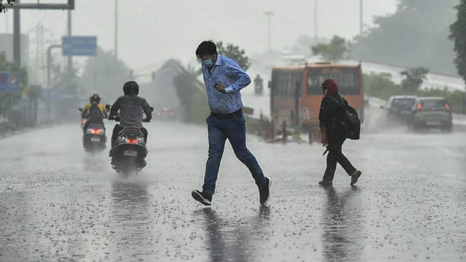 UP Weather: यूपी के इन इलाकों में बदल जाएगा मौसम का मिजाज, हल्की बारिश के बाद अब मूसलाधार बारिश की होगी एंट्री