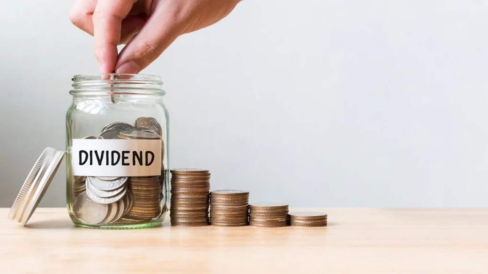 Dividend Stock: हर शेयर पर ₹47 का डिविडेंड, 26 अगस्त रिकॉर्ड डेट; कीमत 6 महीनों में 26% चढ़ी