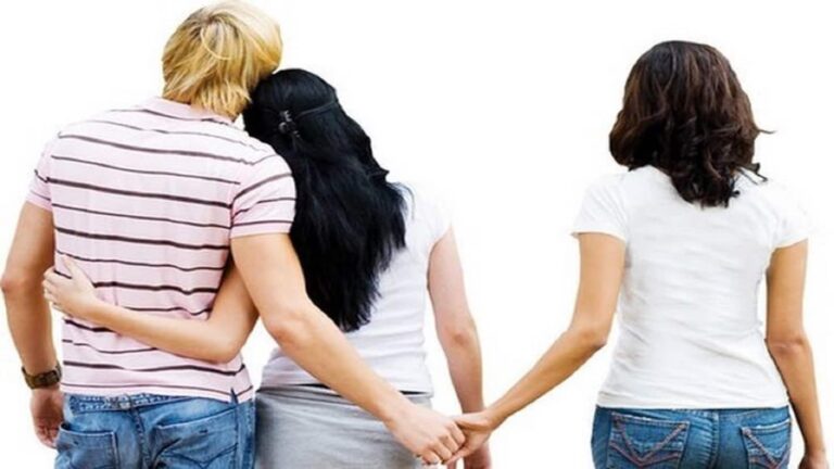 एक फेल ऑनलाइन पेमेंट ने खोला शख्स के चक्कर का राज, फार्मेसी के खुलासे पर कोर्ट जाने की तैयारी कर रहा पति