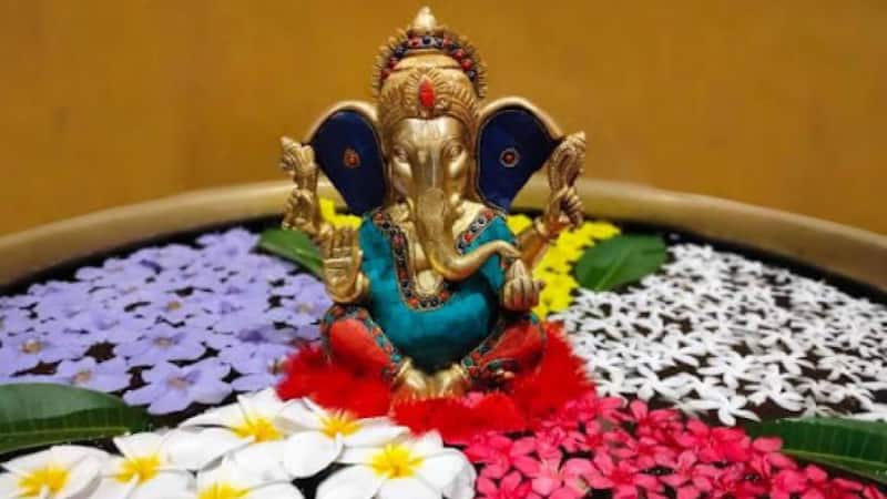 Ganesh Chaturathi 2025: गणेश चतुर्थी पर घर में सकारात्मकता और शुभता लाने के लिए घर से जल्दी निकालें ये चीजें, बप्पा बरसाएंगे आशीर्वाद