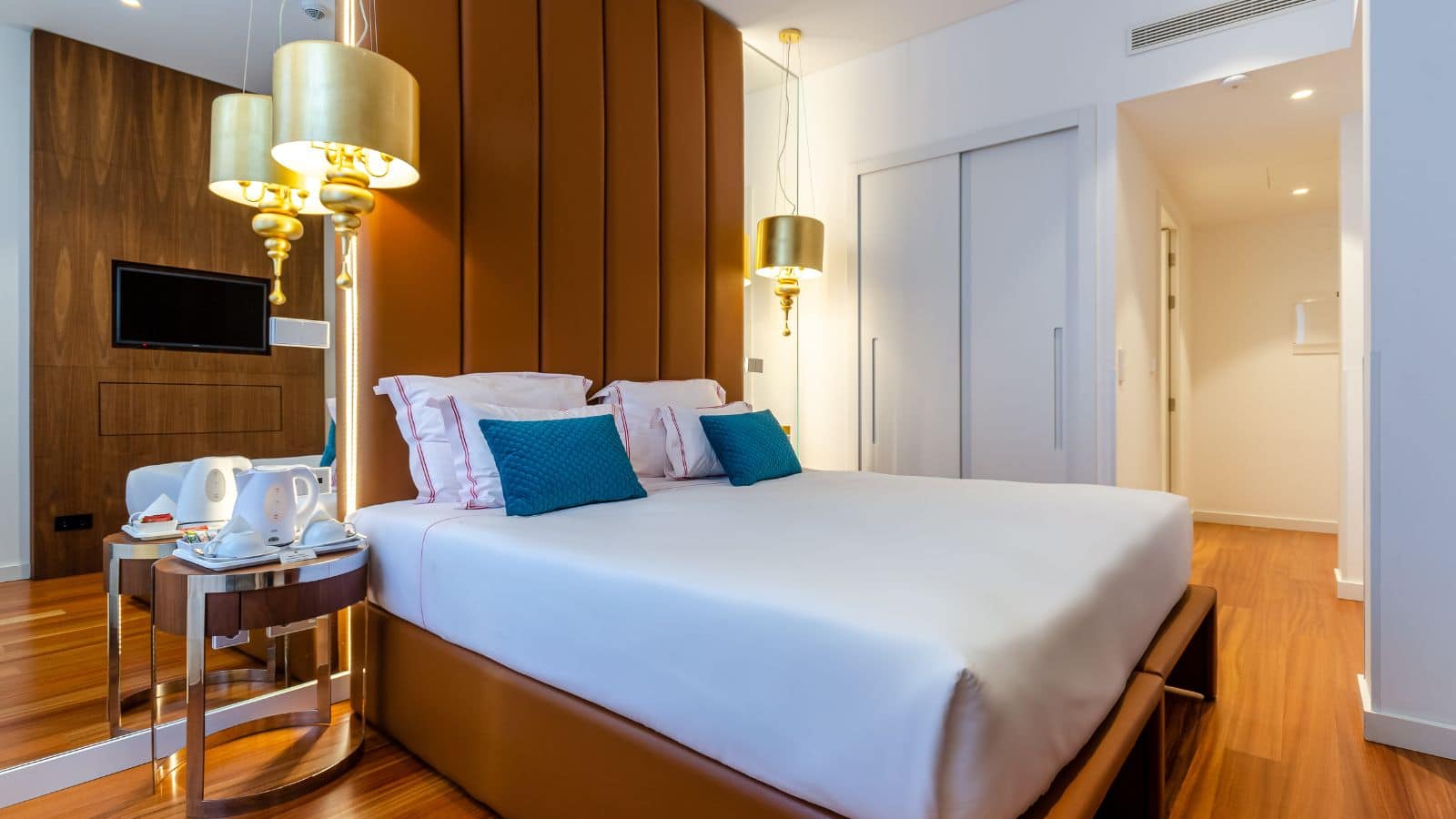 Hotel Rooms: क्यों हर होटल रूम में बिछती है सफेद चादर? जानिए असली वजह