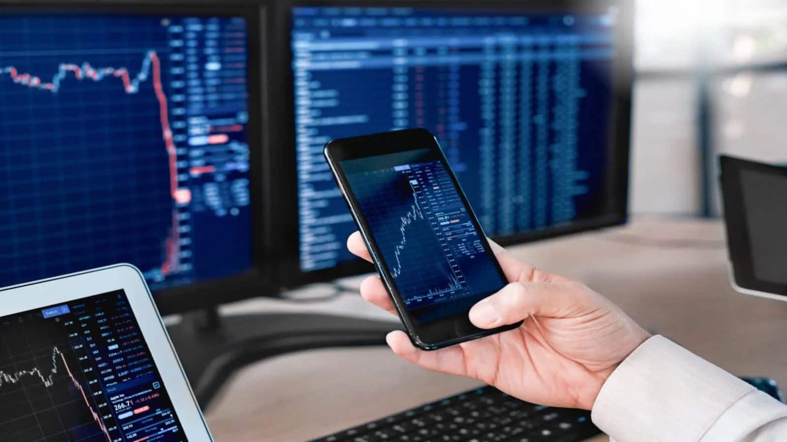 Hot stocks : मिडकैप और स्मॉलकैप शेयरों में सावधानी की ज़रूरत, शॉर्ट टर्म में बंपर कमाई के लिए इन शेयरों पर रहे नजर