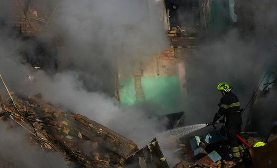 यूक्रेन: बड़े पैमाने पर रूसी सैन्य बलों के हमलों से, 'कूटनैतिक प्रयासों पर जोखिम'