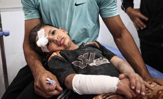 ग़ाज़ा: स्वास्थ्य व्यवस्था चरमराई, घायलों की भीड़ से चिकित्साकर्मी बेहाल