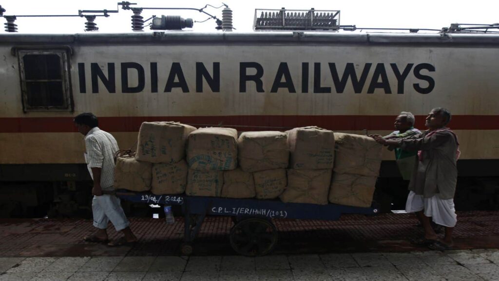 Train Accident News: बड़ा ट्रेन हादसा टला! जिस पटरी पर चल रहा था मरम्मत का काम, उसी पर दौड़ा दी जन शताब्दी एक्सप्रेस