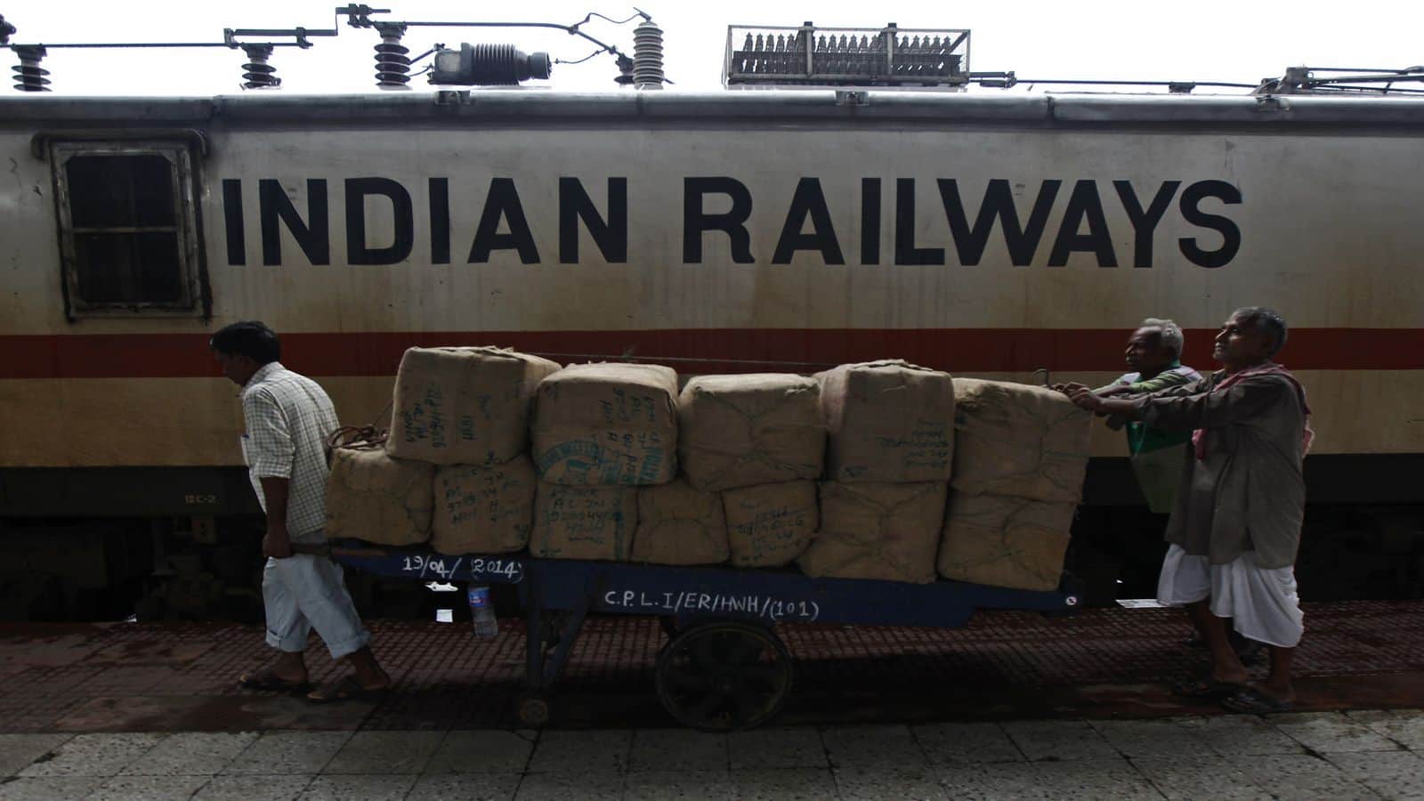 Train Accident News: बड़ा ट्रेन हादसा टला! जिस पटरी पर चल रहा था मरम्मत का काम, उसी पर दौड़ा दी जन शताब्दी एक्सप्रेस