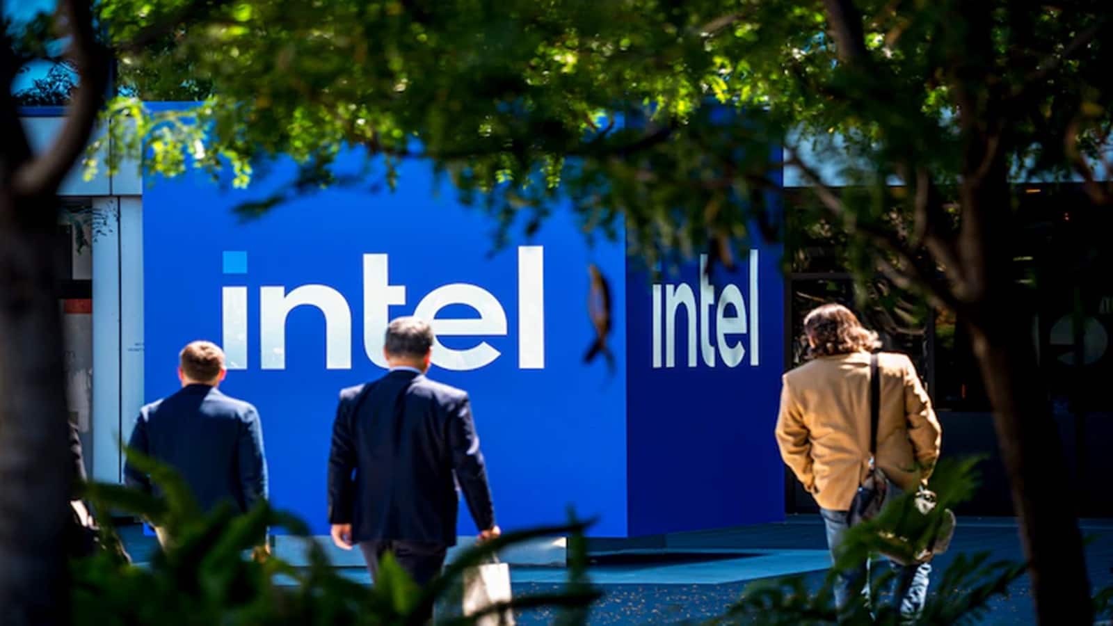 Intel में 10% हिस्सेदारी खरीद ली ट्रंप ने, अमेरिका की बदलती नीति, प्राइवेट सेक्टर पर सरकार का बढ़ता कंट्रोल