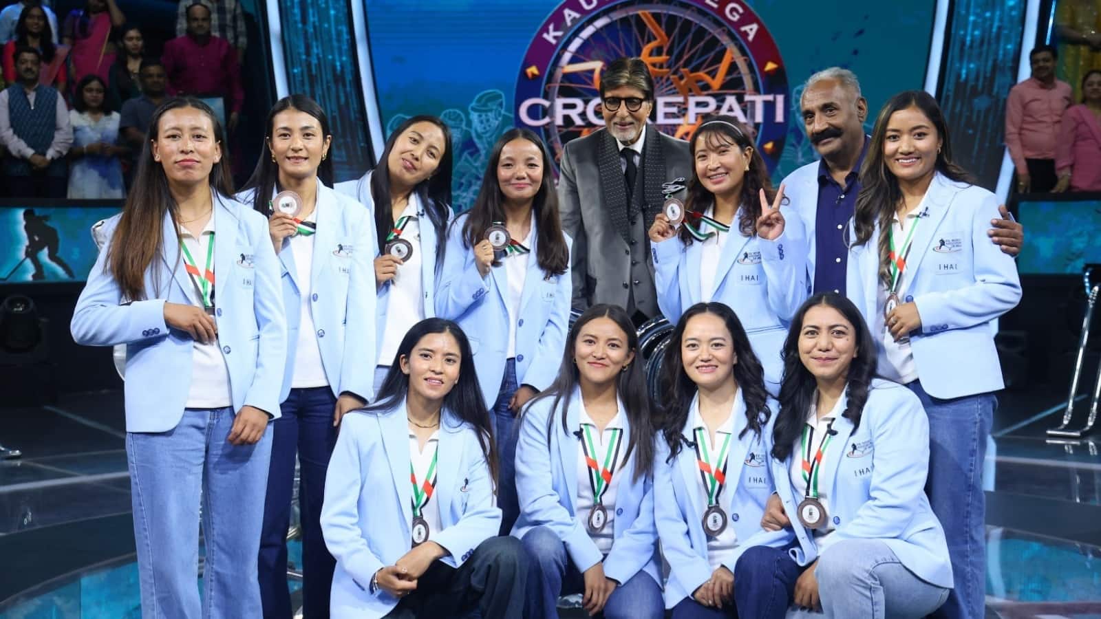 KBC 17: नेशनल स्पोर्ट्स डे पर 'केबीसी' के मंच पर पहुंची भारतीय महिला आइस हॉकी टीम, अमिताभ बच्चन ने यूं किया स्वागत