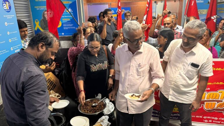 केरल के बैंक मैनेजर ने बीफ पर लगाया बैन, तो कर्मचारियों ने बिल्डिंग के सामने ही की बीफ पार्टी!