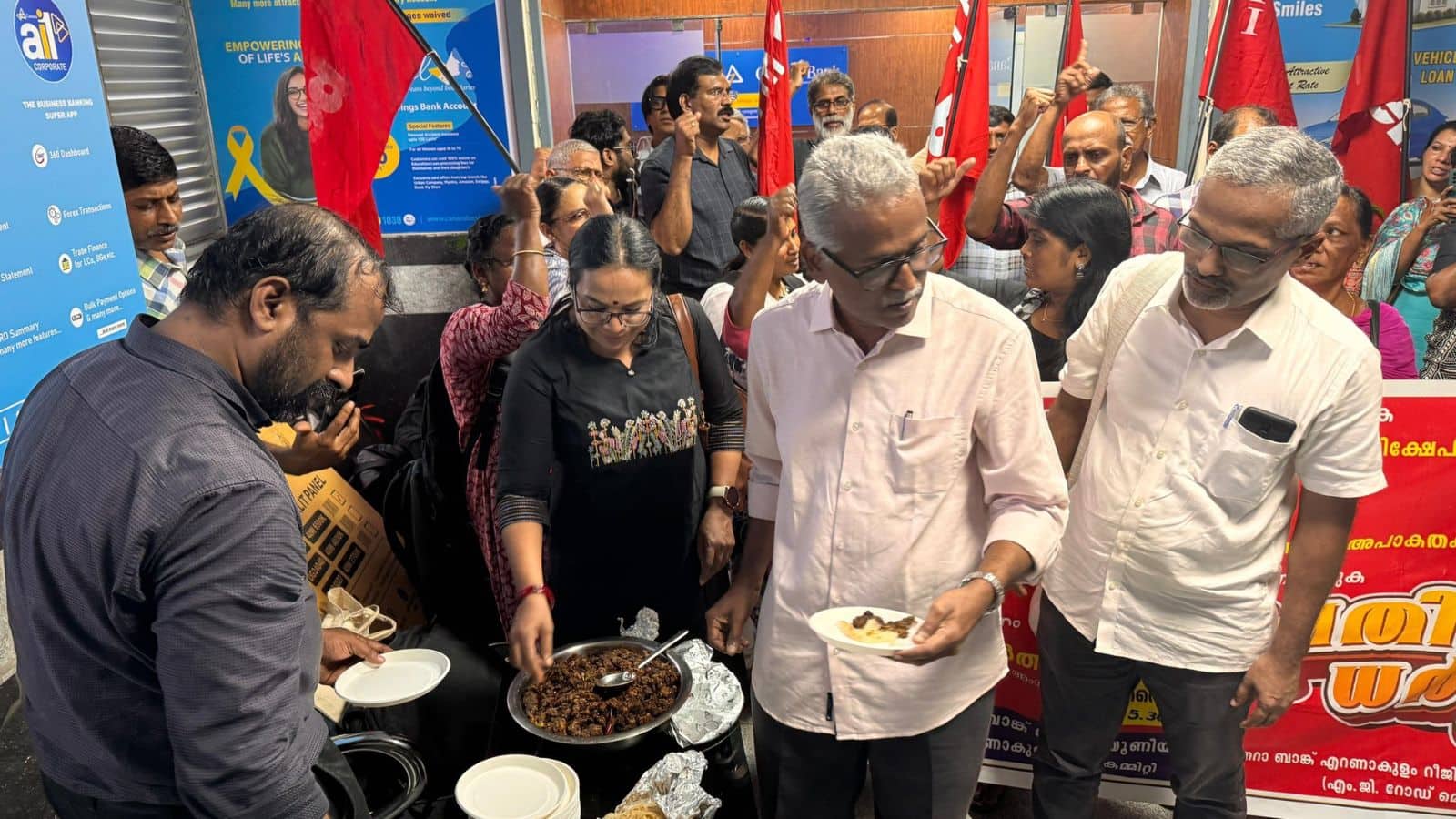 केरल के बैंक मैनेजर ने बीफ पर लगाया बैन, तो कर्मचारियों ने बिल्डिंग के सामने ही की बीफ पार्टी!