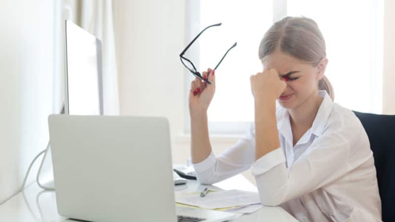 हर वक्त मोबाइल और लैपटॉप चलाने से आंखो पर पड़ रहा है असर? ट्राई करें ये आसान टिप्स, आपकी आंखें रहेंगी हेल्दी