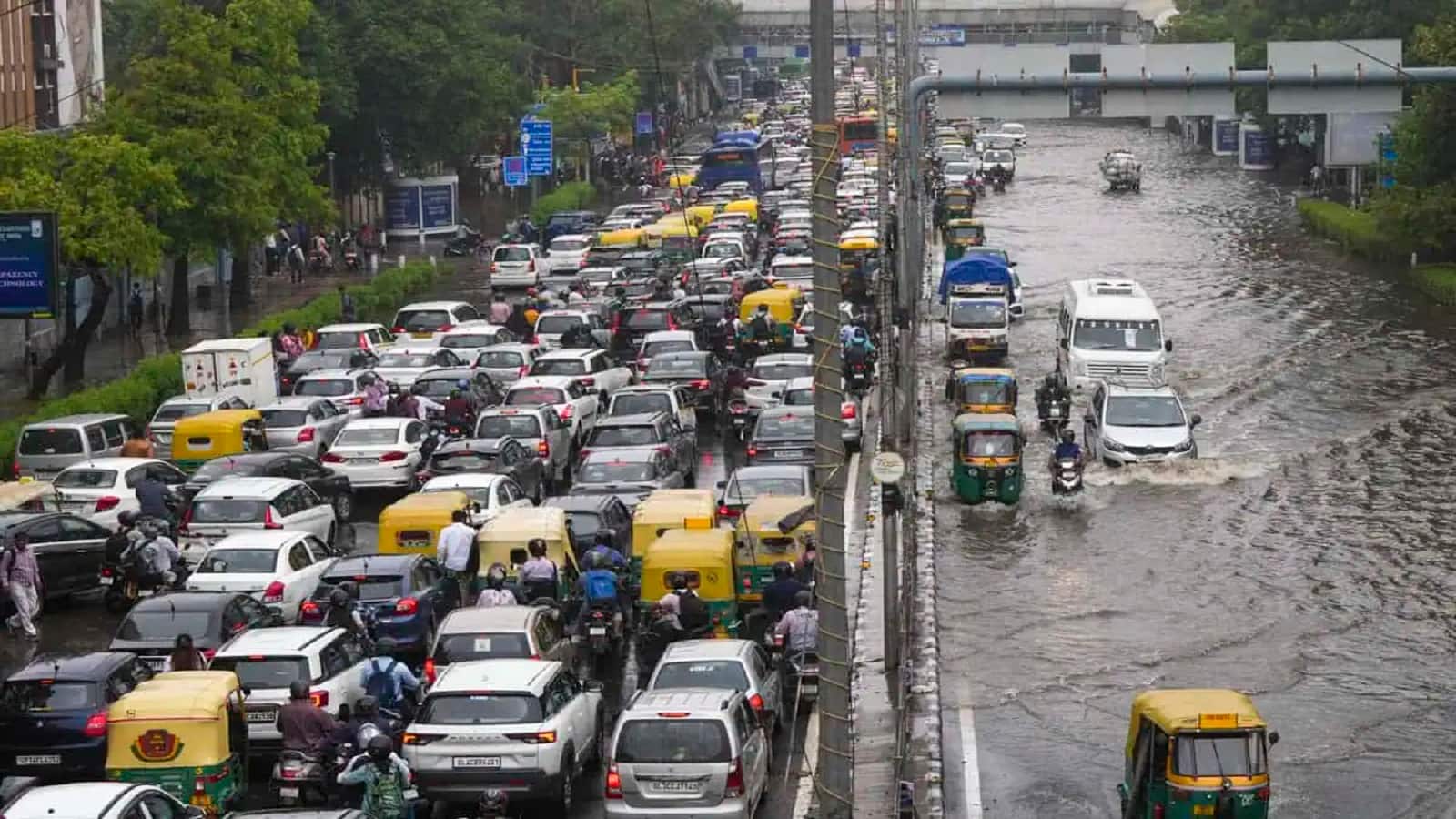 Delhi-NCR Rains: बारिश से जाम हुआ मेरठ एक्सप्रेस-वे, दिल्ली-एनसीआर में बारिश ने रोकी रफ्तार