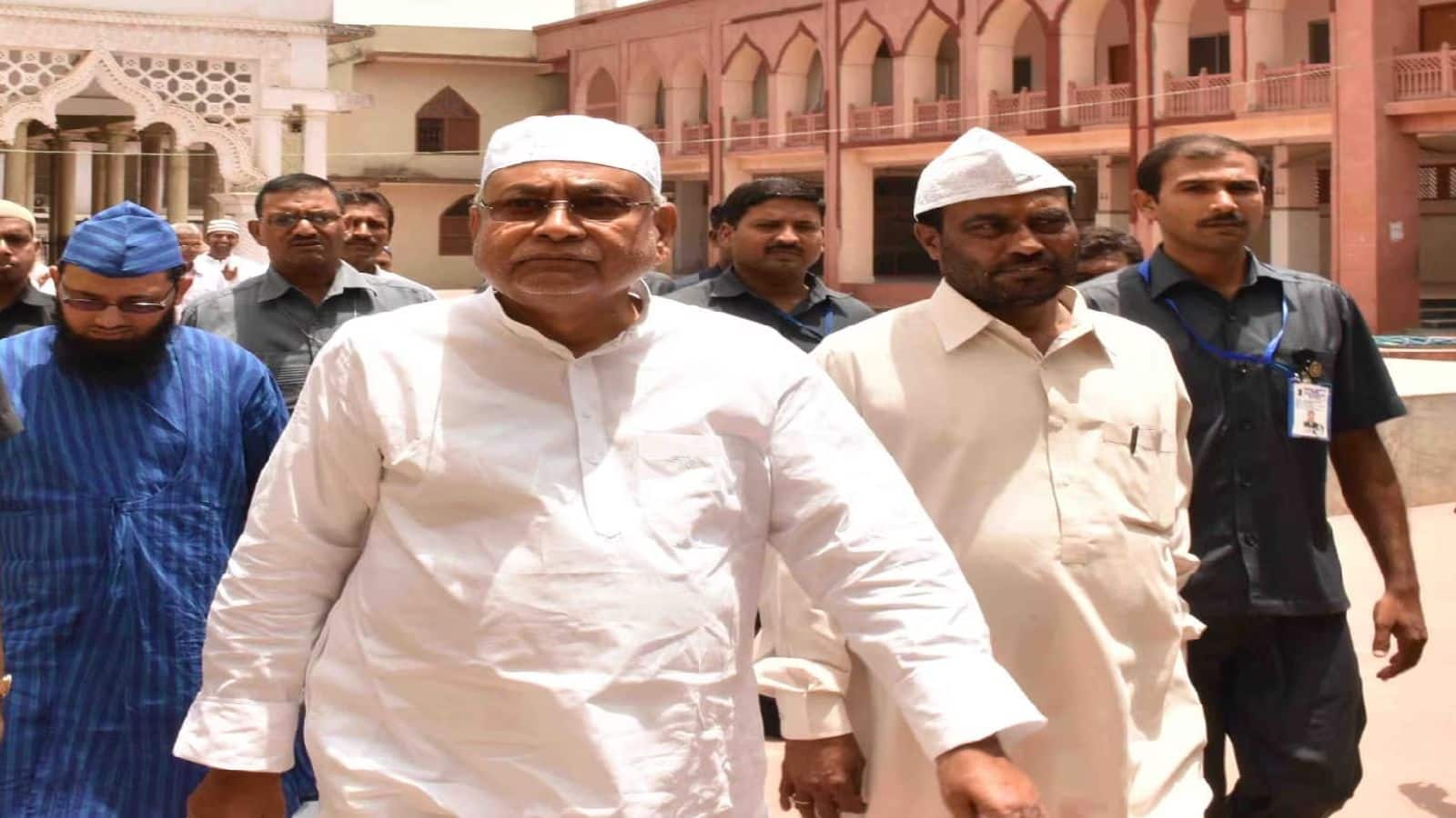 Bihar Chunav 2025: मदरसा बोर्ड के कार्यक्रम में शिक्षकों का हंगामा, सैलरी नहीं मिलने से नाराज CM नीतीश कुमार के सामने लहराए पर्चे