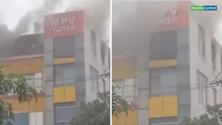 Noida Fire: नोएडा के सेक्टर 10 में कमर्शियल बिल्डिंग में लगी भीषण आग, फर्नीचर गोदाम से निकल रहा धुएं का गुबार