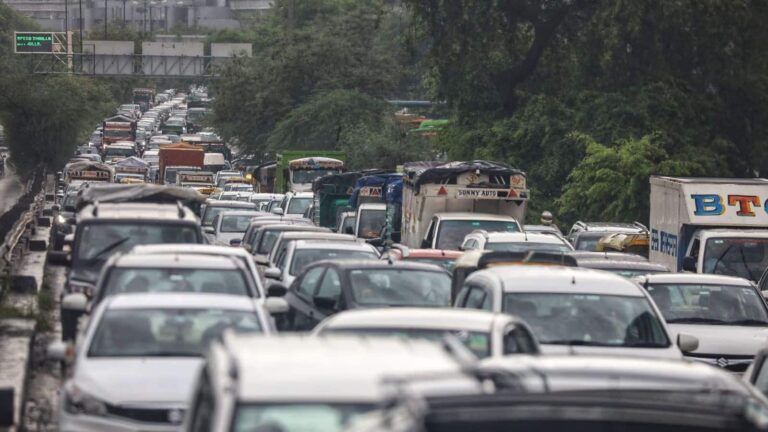Old Vehicles In Delhi-NCR: दिल्ली में 10 और 15 साल पुरानी गाड़ी मालिकों को 'सुप्रीम' राहत, फिलहाल नहीं होगी कार्रवाई