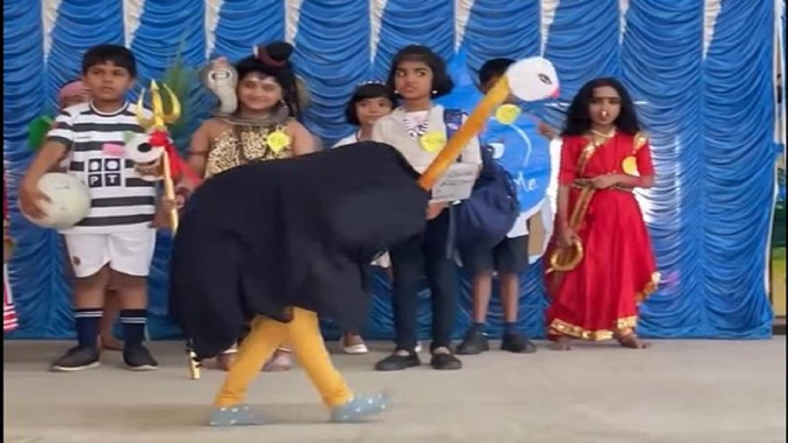 स्कूल के फैंसी ड्रेस शो में शुतुरमुर्ग बनकर पहुंच गया बच्चा, हंस-हंस कर पागल हुए नेटिजंस