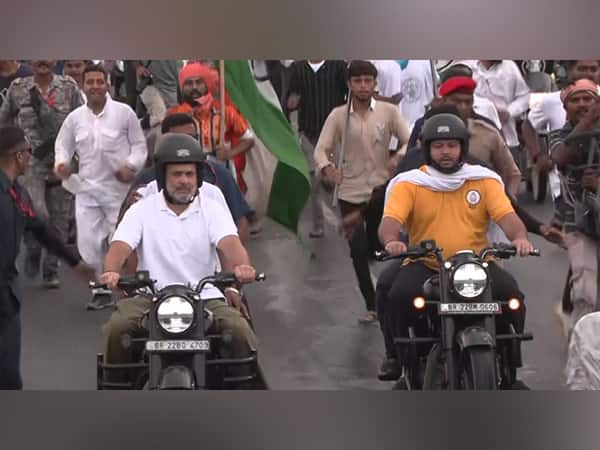Bihar Election 2025: वोटर अधिकार यात्रा में राहुल गांधी का बुलेट अवतार! पूर्णिया की सड़कों पर दौड़ाई बाइक