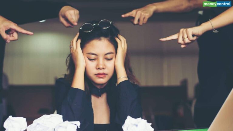 लोन वसूली एजेंट दे रहे हैं धमकी? जानिए आपके कानूनी हथियार