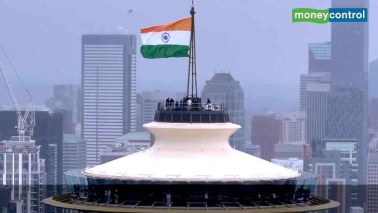 Independence Day: अमेरिका में पहली बार सीएटल की प्रतिष्ठित स्पेस नीडल पर फहरा भारतीय तिरंगा