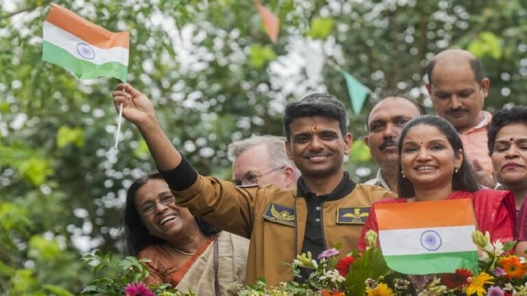 Shubhanshu Shukla अंतरिक्ष में इतिहास रचकर आज अपने शहर लखनऊ पहुंचे, एक झलक देखने को उमड़े शहर ने किया हीरो सा स्वागत