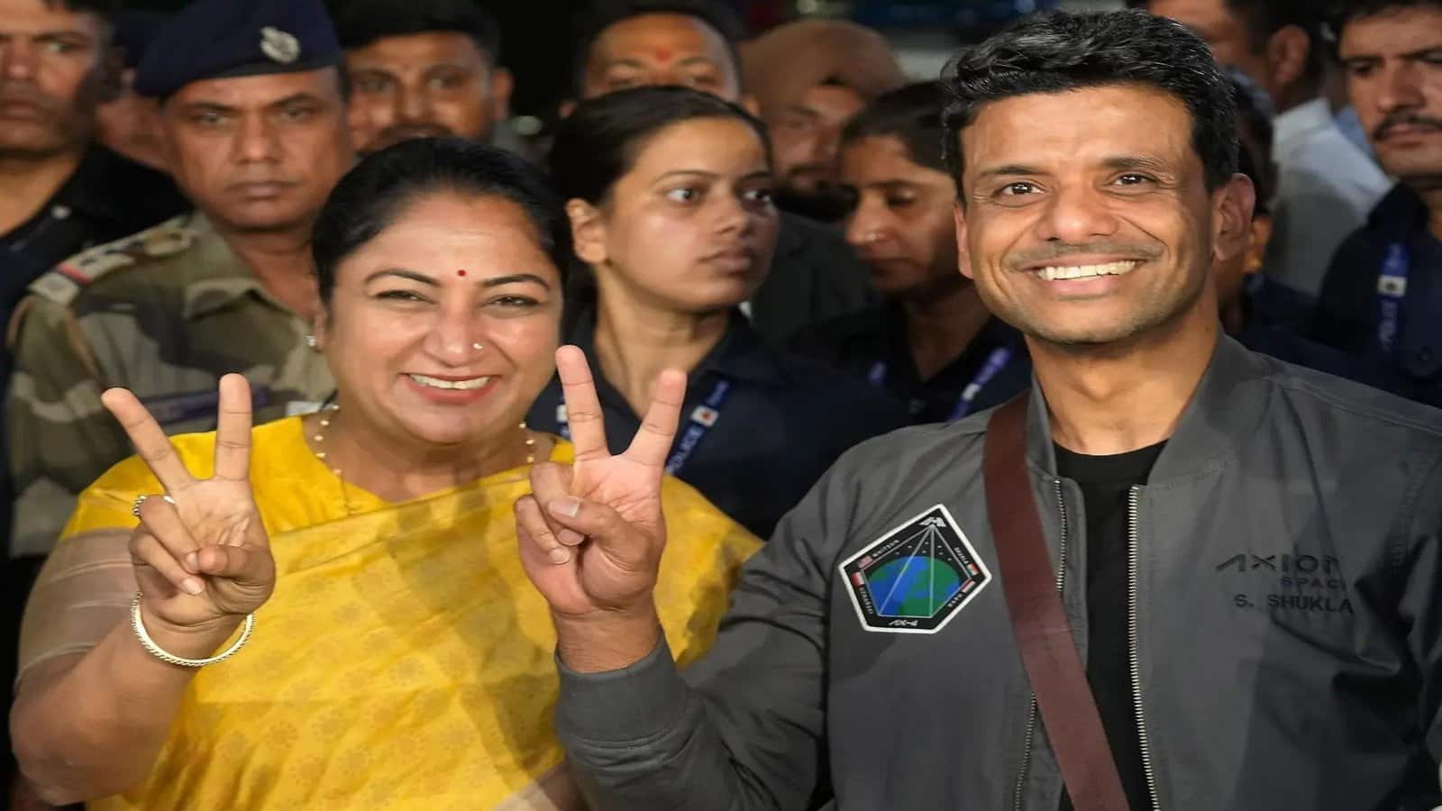 भारत लौटे अंतरिक्ष यात्री शुभांशु शुक्ला, दिल्ली एयरपोर्ट पर गर्मजोशी भरा स्वागत; CM रेखा गुप्ता भी रहीं मौजूद